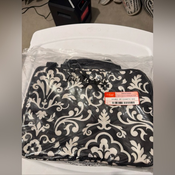 thirty-one Handbags - Brand new Thirty One cosmetics bag